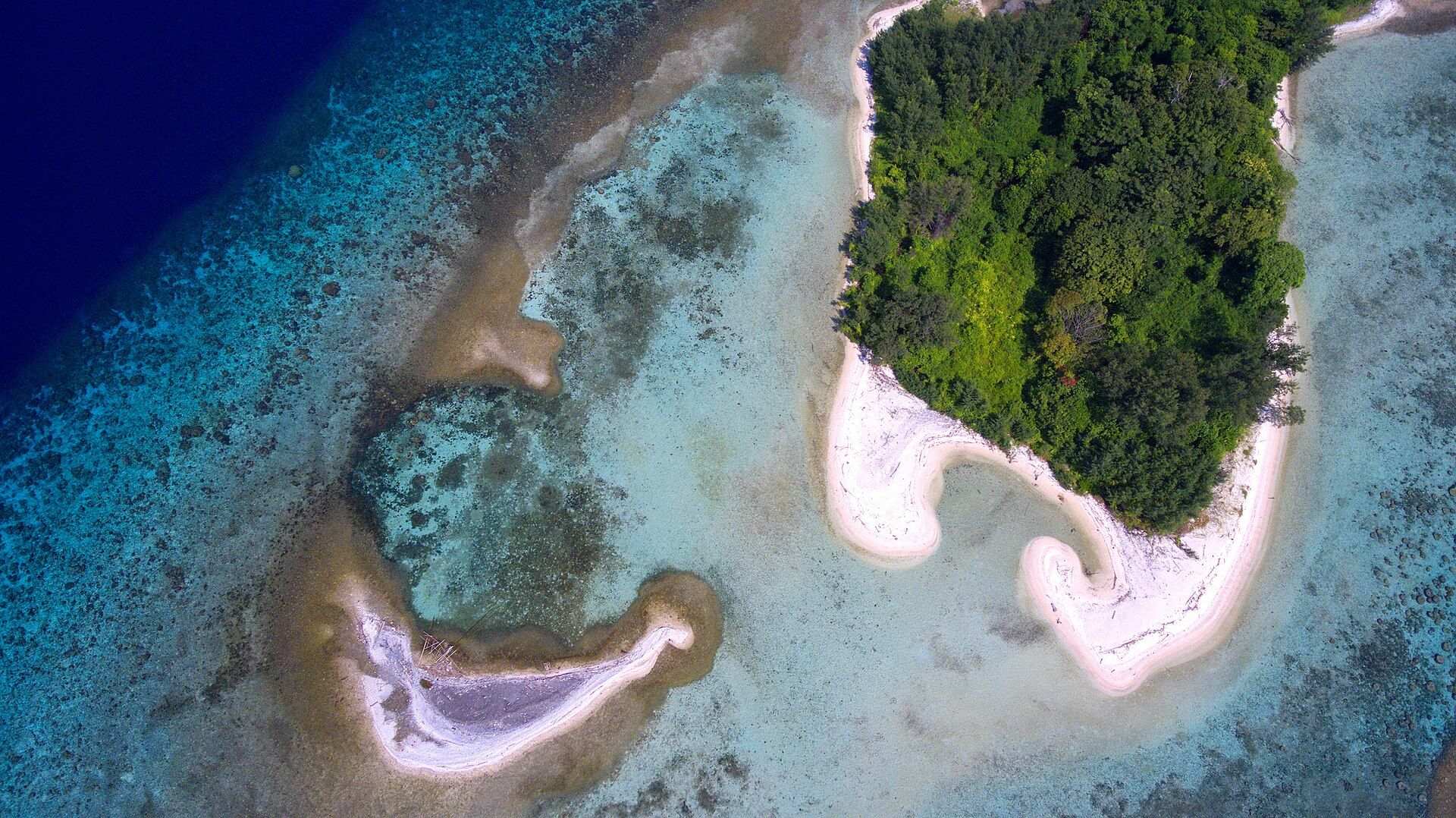 Gugusan pulau di Karimunjawa dilihat dari udara