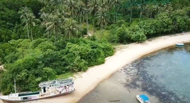 Pantai Batu Topeng di Karimunjawa